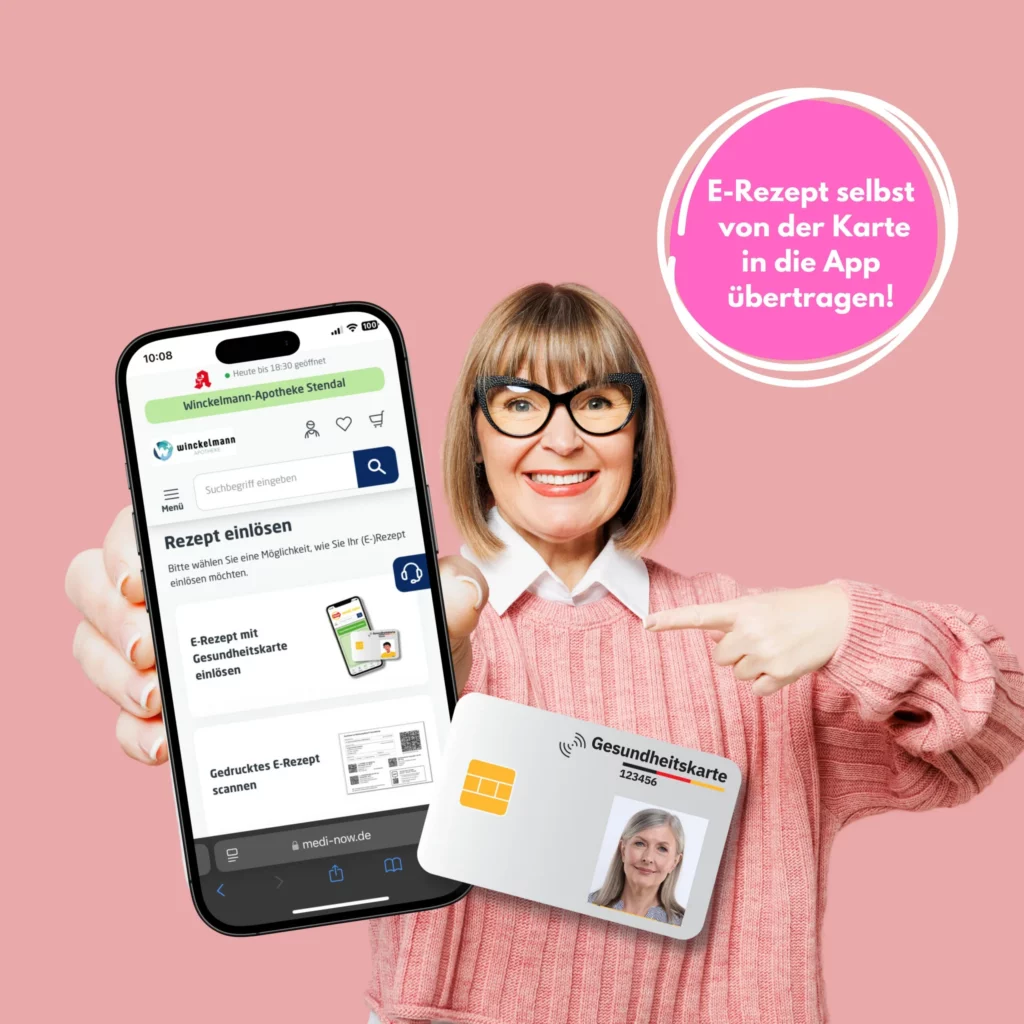 Frau hält ein Smartphone mit der Seite „Rezept einlösen“ und eine Gesundheitskarte, daneben der Text „E-Rezept selbst von der Karte in die App übertragen!“.