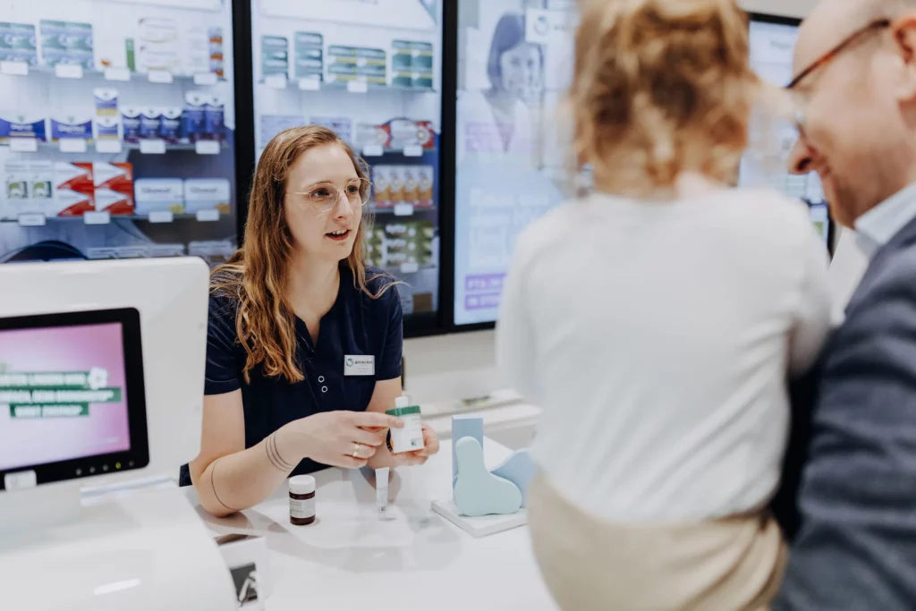 Eine Apothekerin berät einen Kunden zu Medikamenten.