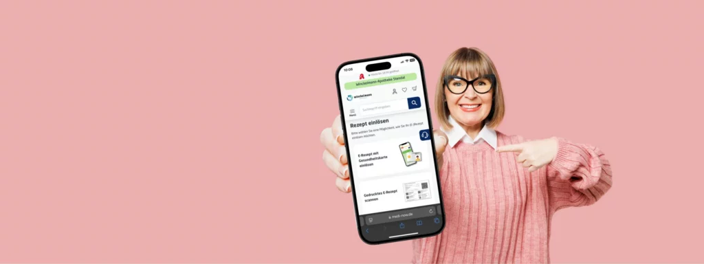 Eine lächelnde Frau hält ein Smartphone mit der Seite „Rezept einlösen“ der Winckelmann Apotheke Stendal und zeigt darauf.