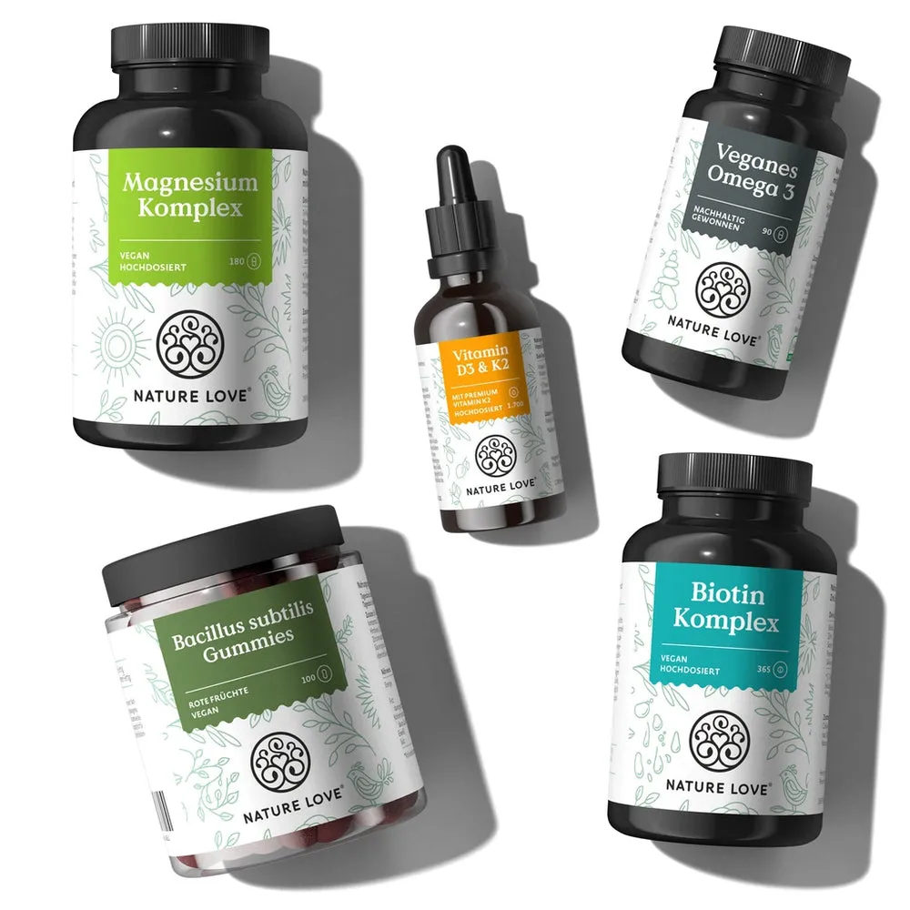 Fünf Produkte von Nature Love liegen nebeneinander: Magnesium Komplex, Vitamin D3 & K2, Veganes Omega 3, Bacillus subtilis Gummies und Biotin Komplex.