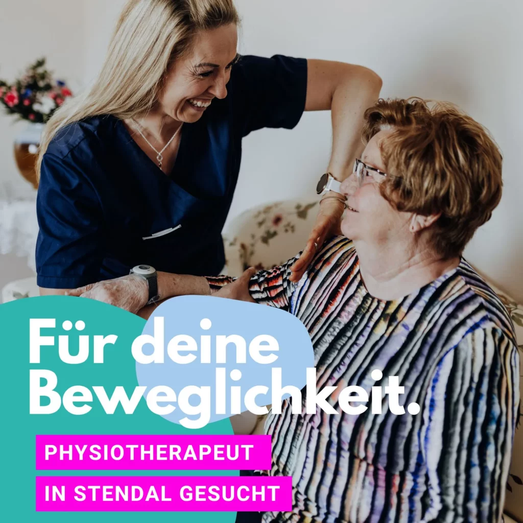 Eine Physiotherapeutin und eine ältere Frau lachen sich zugewandt an, dazu der Text „Für deine Beweglichkeit. Physiotherapeut in Stendal gesucht.“