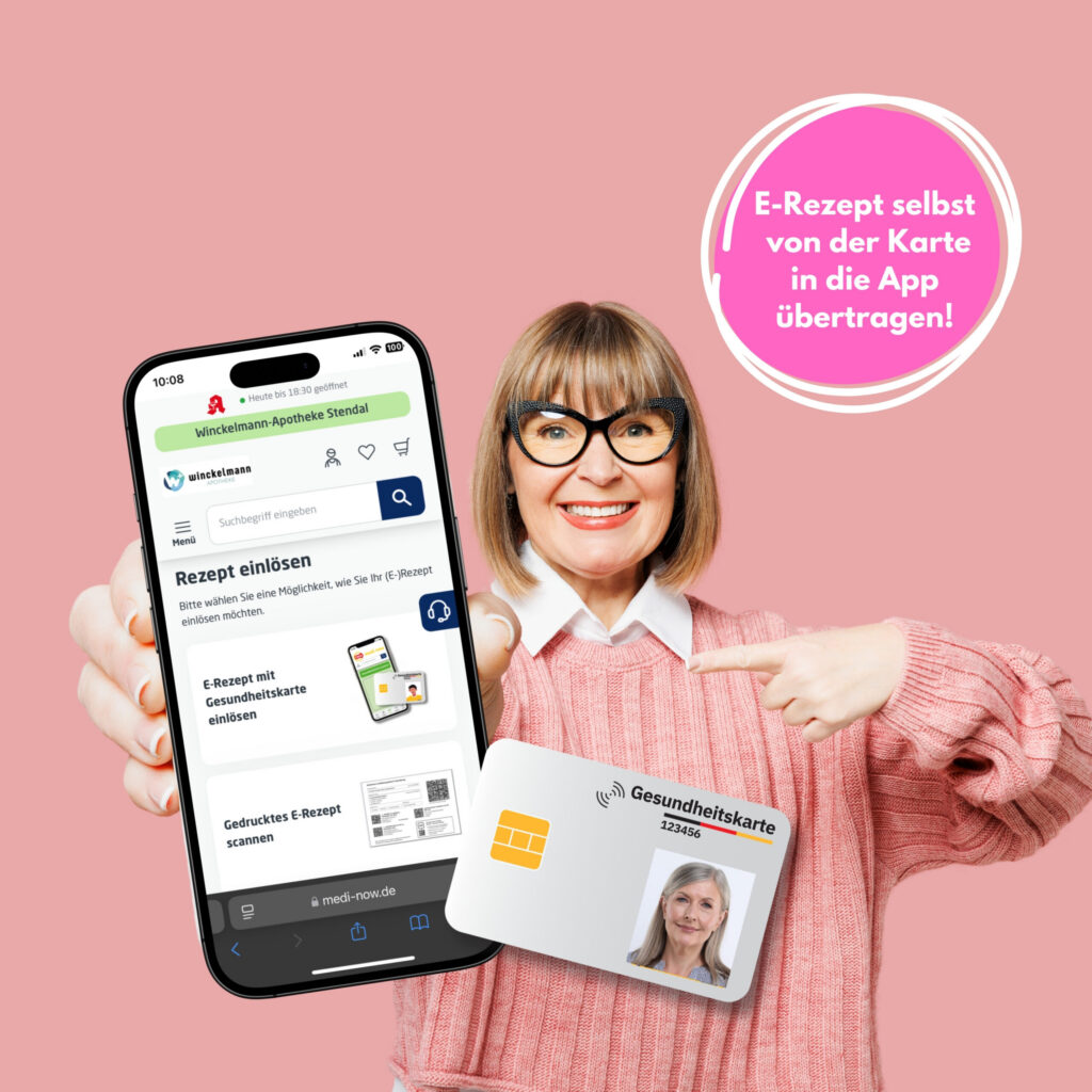 Frau hält ein Smartphone mit der Seite „Rezept einlösen“ und eine Gesundheitskarte, daneben der Text „E-Rezept selbst von der Karte in die App übertragen!“.