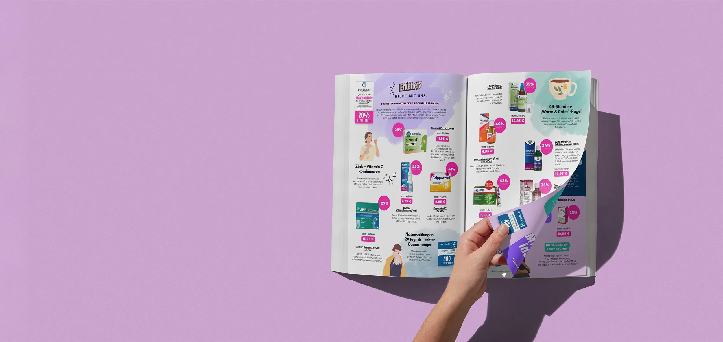 Ein aufgeschlagener Katalog mit Erkältungsprodukten und Rabattaktionen, eine Hand blättert die Seite um.