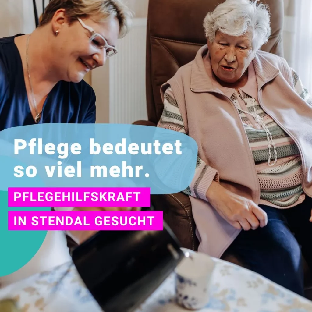 Eine Pflegekraft hilft einer älteren Frau im Sessel, dazu der Text „Pflege bedeutet so viel mehr. Pflegehilfskraft in Stendal gesucht.“