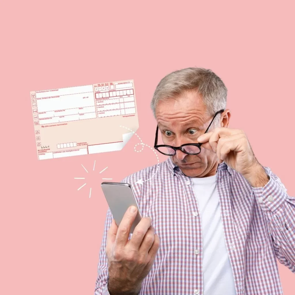 Ein ratloser älterer Mann schaut zwischen Smartphone und rosa Papierrezept hin und her.