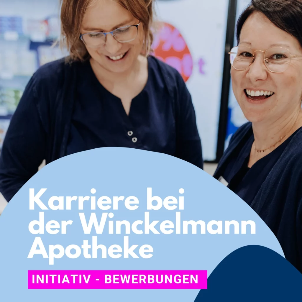 Zwei lächelnde Mitarbeiterinnen der Apotheke im Gespräch, dazu der Text „Karriere bei der Winckelmann Apotheke. Initiativ-Bewerbungen.“