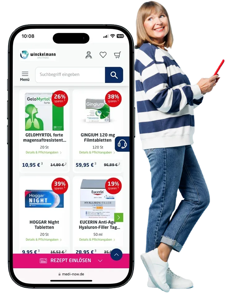 Smartphone mit der Angebotsübersicht im Onlineshop der Winckelmann Apotheke mit reduzierten Produkten und der Schaltfläche „Rezept einlösen“, daneben eine lächelnde Frau mit Handy.