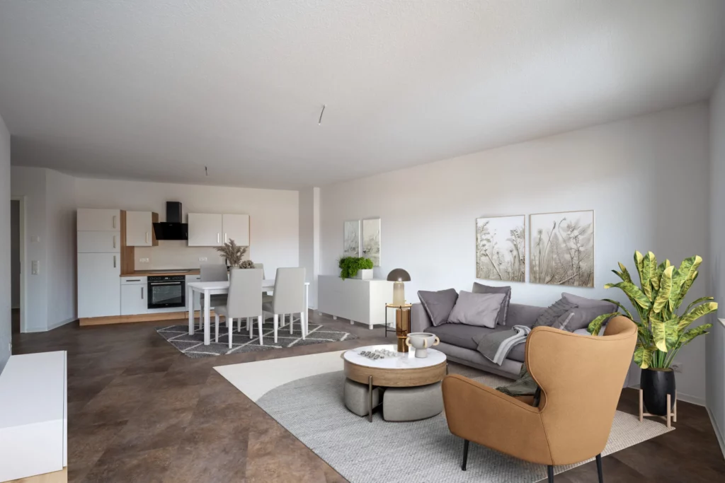 Offener Wohnbereich mit Einbauküche, Esstisch mit vier Stühlen, Sofa, Sessel und großer Zimmerpflanze.