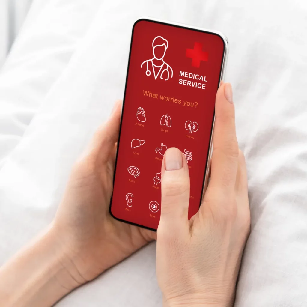 Zwei Hände halten ein Smartphone mit einer englischsprachigen App-Oberfläche „Medical Service“, die Körperbereiche wie Herz, Lunge und Nieren zur Auswahl anzeigt.
