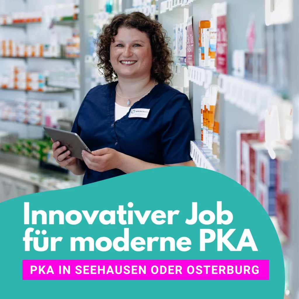 Eine PKA steht lächelnd mit einem Tablet in einer Apotheke vor den Warenregalen, dazu der Text „Innovativer Job für moderne PKA. PKA in Seehausen oder Osterburg.“