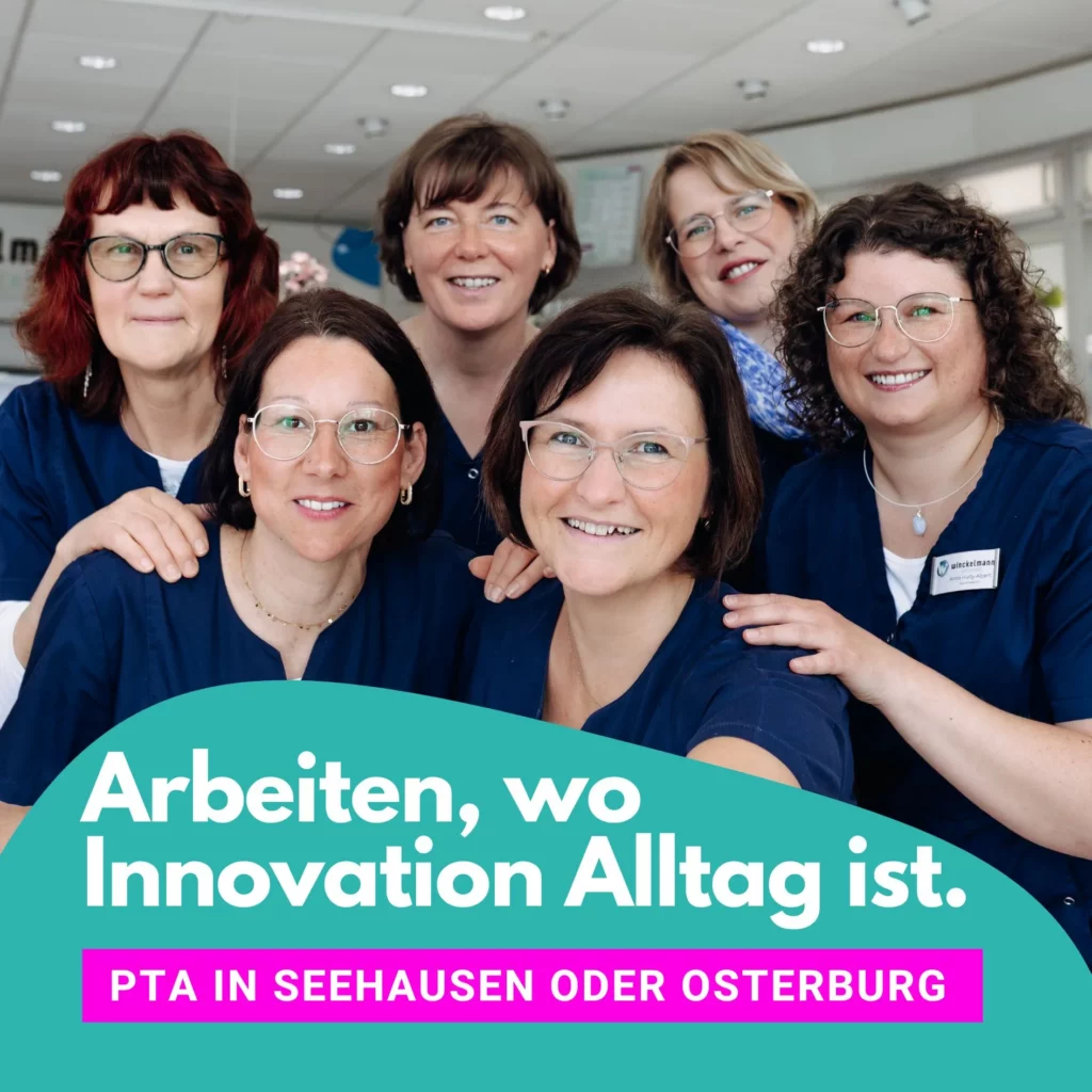 Sechs lächelnde Mitarbeiterinnen der Apotheke stehen eng zusammen für ein Gruppenfoto, dazu der Text „Arbeiten, wo Innovation Alltag ist. PTA in Seehausen oder Osterburg.“