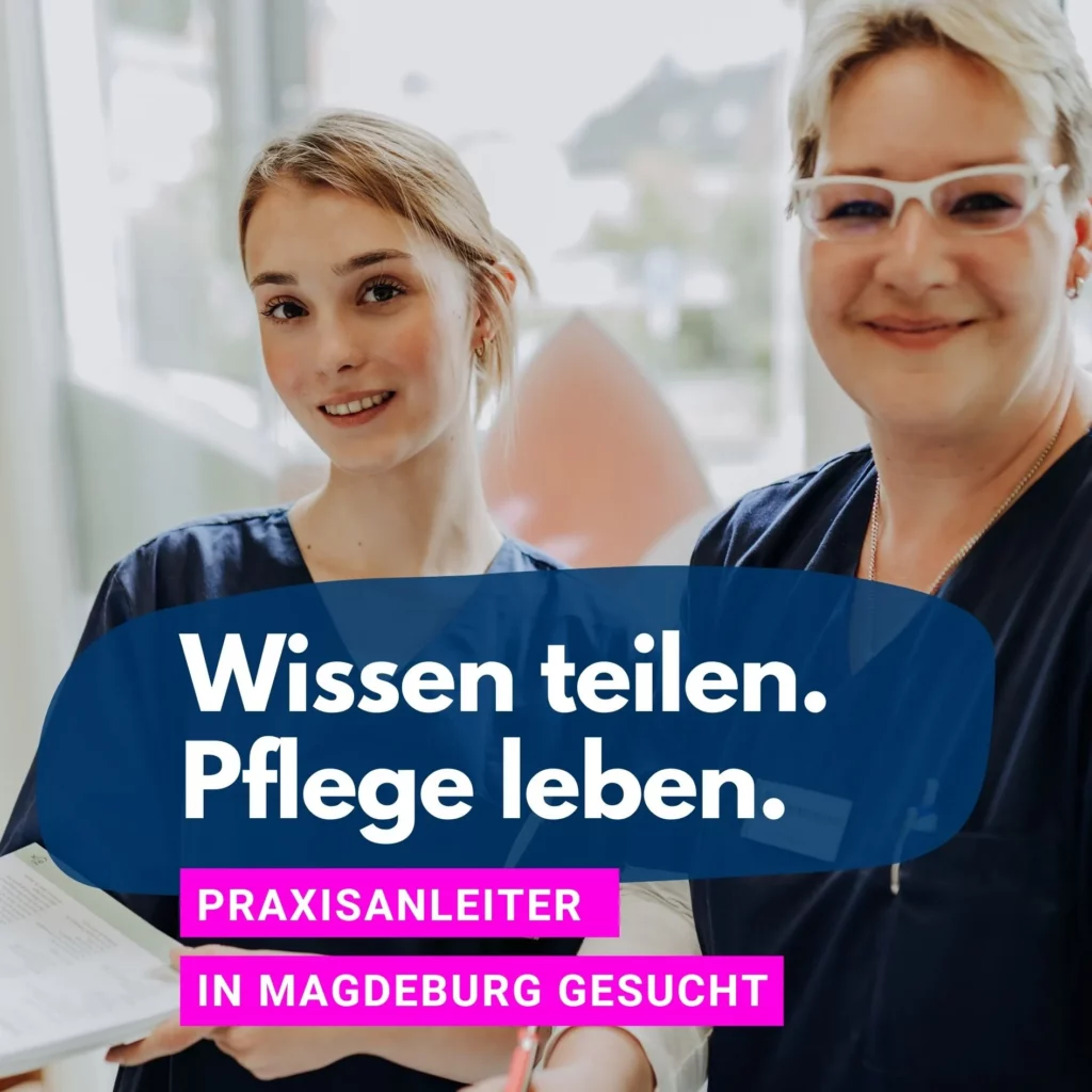 Zwei Pflegekräfte stehen lächelnd zusammen, eine hält Unterlagen, dazu der Text „Wissen teilen. Pflege leben. Praxisanleiter in Magdeburg gesucht.“