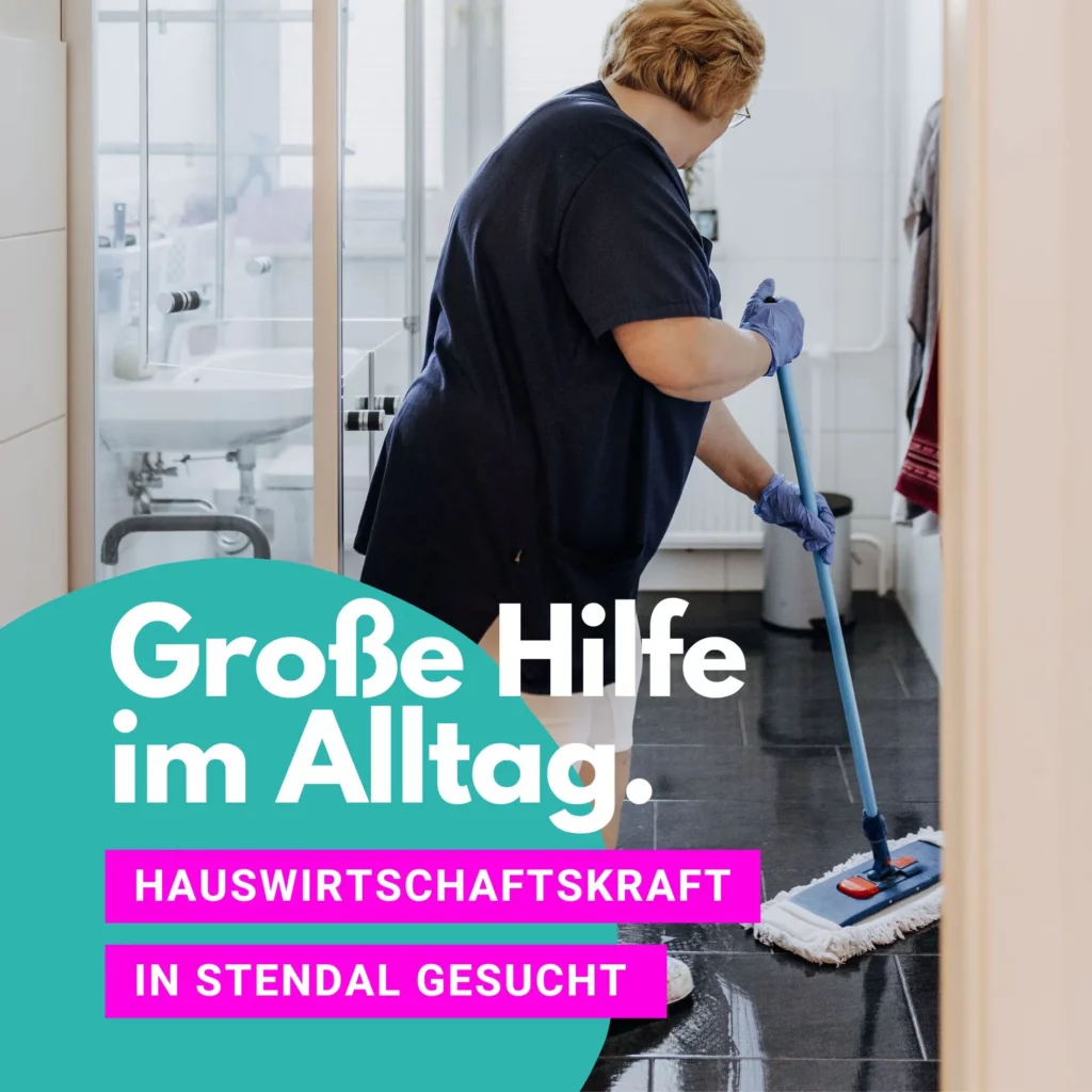 Eine Person wischt mit Einmalhandschuhen den Boden eines Badezimmers, dazu der Text „Große Hilfe im Alltag. Hauswirtschaftskraft in Stendal gesucht.“