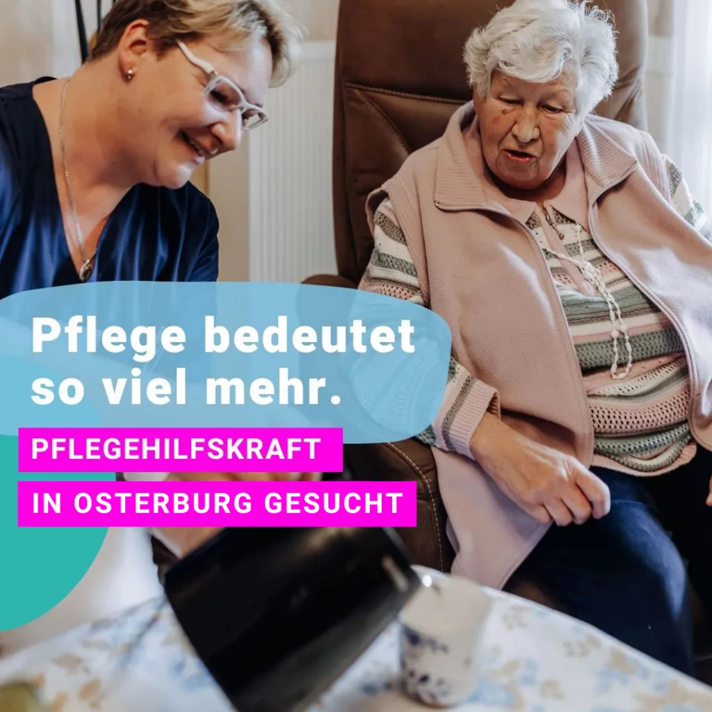 Eine Pflegekraft gießt einer älteren Frau einen Kaffee ein.